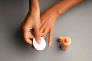 Prendre soin de ses ongles, c’est aussi choisir le bon dissolvant