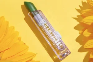 Des lèvres naturellement belles avec notre baume à lèvres aux phytostérols : le Kaméléon Vert !