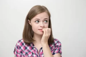 Se ronger les ongles : une des mauvaises habitudes de la rentrée !
